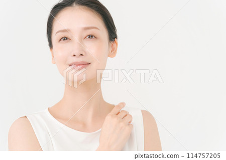 A young woman doing skin care 114757205