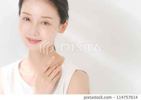 一個感覺皮膚保濕的女人 114757614