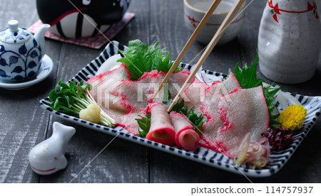 小鬚鯨培根片和歌山縣太地鎮當地美食時尚鯨魚筷架（黑色背景） 114757937