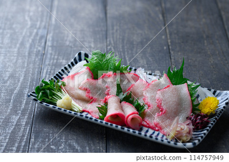 小鬚鯨培根片和歌山縣太地鎮當地美食時尚鯨魚筷架(黑色背景) 小鬚鯨培根片和歌山縣太地鎮當地美食時尚鯨魚筷架(黑色背景) 114757949