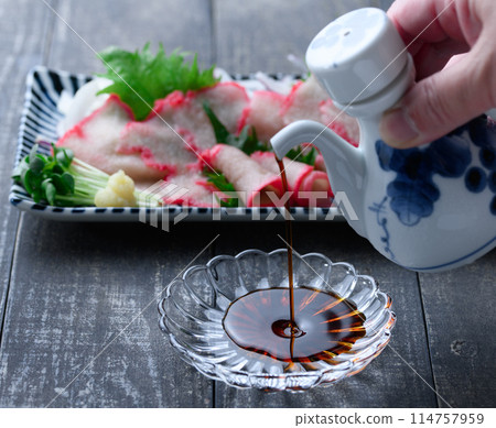 Minke whale bacon slices Taiji Town, Wakayama Prefecture Local cuisine Stylish whale chopstick rest (black background) Minke whale bacon slices Taiji Town, Wakayama Prefecture Local cuisine Stylish whale chopstick rest (black background) 114757959
