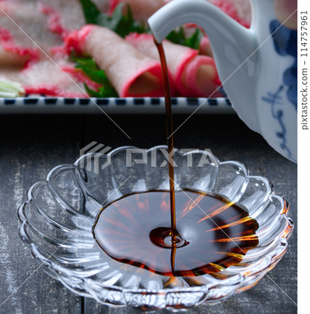 小鬚鯨培根片和歌山縣太地鎮當地美食時尚鯨魚筷架（黑色背景） 114757961