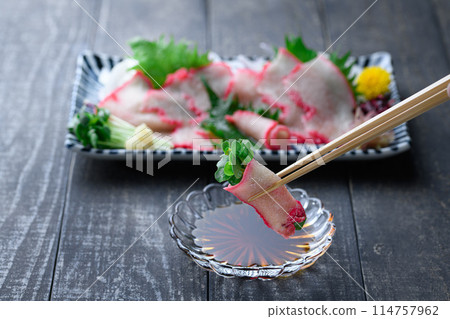 小鬚鯨培根片和歌山縣太地鎮當地美食時尚鯨魚筷架(黑色背景) 小鬚鯨培根片和歌山縣太地鎮當地美食時尚鯨魚筷架(黑色背景) 114757962