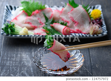 小鬚鯨培根片和歌山縣太地鎮當地美食時尚鯨魚筷架（黑色背景） 114757972