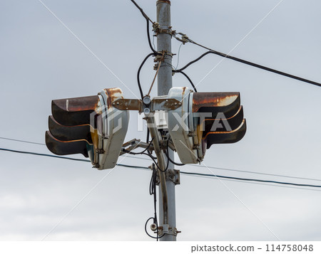 Rusty old traffic light 114758048