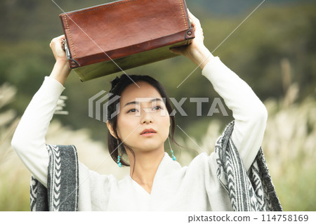 Young woman portrait　 114758169
