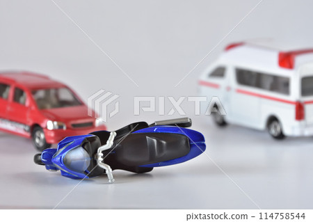 Traffic accident image 114758544