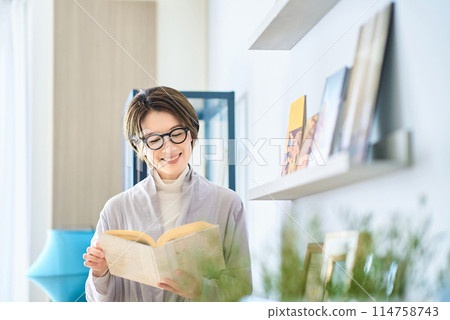 讀在屋子裡的婦女 114758743