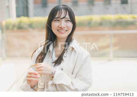 A young woman walking around the city on her day off A young woman walking around the city on her day off 114759413
