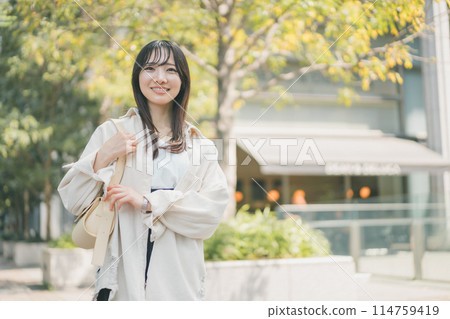 A young woman walking around the city on her day off 114759419
