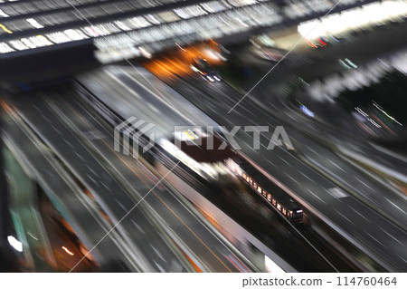 23:45:大阪地鐵禦堂筋線30000系列列車在末班車時間從新大阪站出發。 23:45:大阪地鐵禦堂筋線30000系列列車在末班車時間從新大阪站出發。 114760464