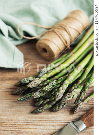 Bunches of green asparagus 114760554