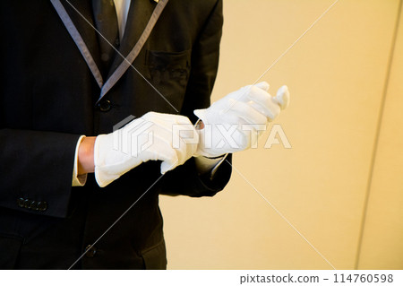 Funeral venue staff image material 114760598