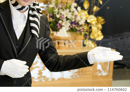 Funeral venue staff image material 114760602