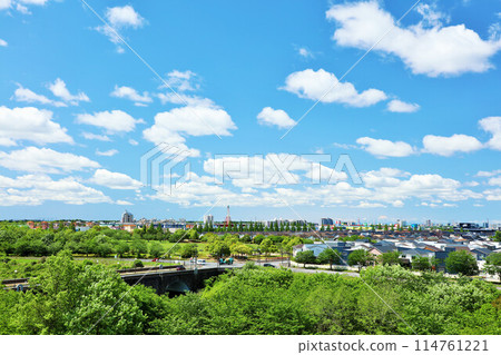 Refreshing blue sky and the landscape of the city 114761221