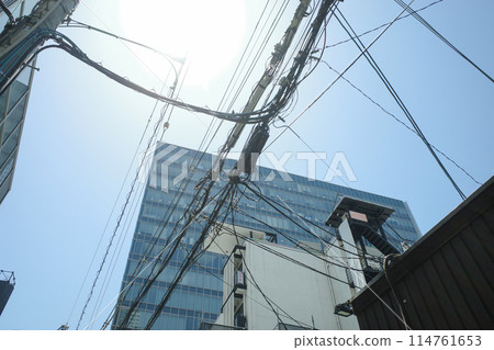 穿過多租戶建築的電線 穿過多租戶建築的電線 114761653