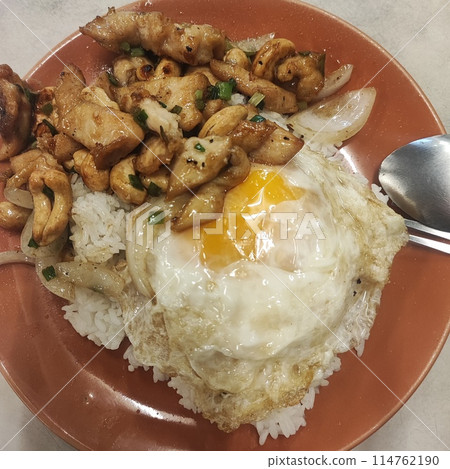 Chicken stir-fried with cashew nuts on rice 114762190
