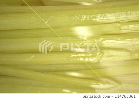 Preparing the butterbur 114763361