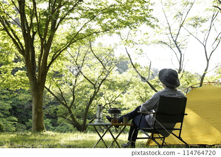 男人享受露營 114764720