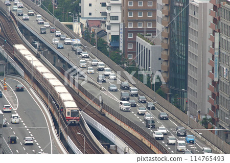 A Kita-Osaka Kyuko 8000 series train that runs directly between Shin-Midosuji and the Osaka Metro Midosuji Line, crowded during the morning rush hour 114765493