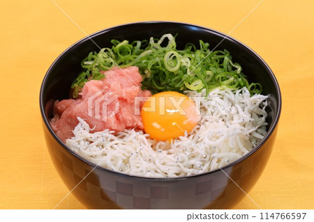 Whitebait and tuna tataki rice bowl, seafood rice bowl, egg, spring onion Whitebait and tuna tataki rice bowl, seafood rice bowl, egg, spring onion 114766597