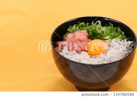 Whitebait and tuna tataki rice bowl, seafood rice bowl, egg, spring onion Whitebait and tuna tataki rice bowl, seafood rice bowl, egg, spring onion 114766598