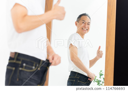 中間人飲食豎起大拇指 114766693