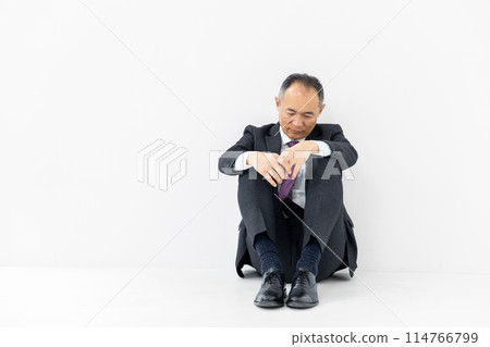 中年男子生意坐下 114766799