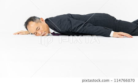Middle-aged man, business, collapse 114766870
