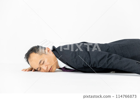 Middle-aged man, business, collapse Middle-aged man, business, collapse 114766873