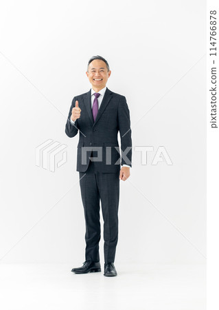 中男商務豎起大拇指垂直 114766878