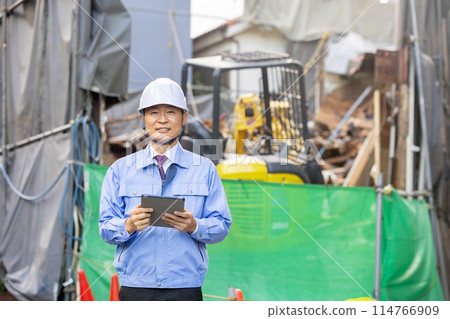 Middle-aged man, work clothes, work site 114766909