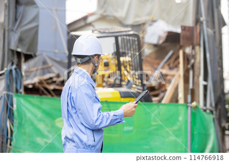 Middle-aged man, work clothes, work site, sideways 114766918