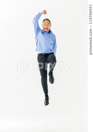 穿著工作服的男人垂直跳躍 114766931