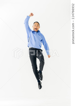 穿著工作服的男人垂直跳躍 114766932