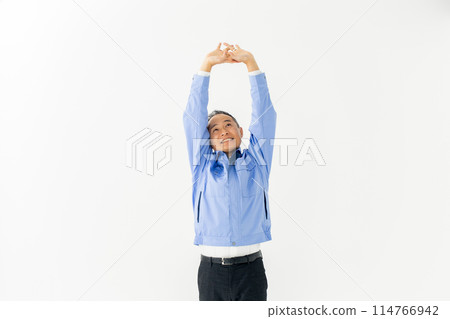 穿著工作服的男士伸展運動 114766942
