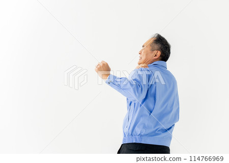 中年男子工作服肩膀僵硬 114766969