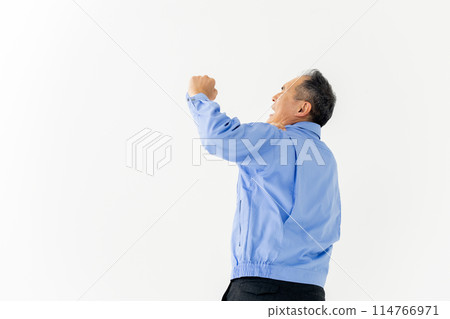 中年男子工作服肩膀僵硬 114766971