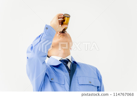 一個穿著工作服、能量飲料的男人 114767068
