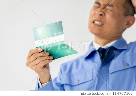 Man in work clothes, bankbook, lament, close-up 114767102
