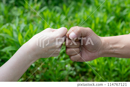 兩個人握拳 兩個人握拳 114767121