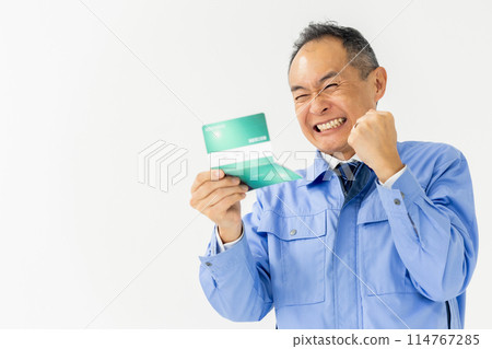 穿著工作服、銀行存摺、拳頭幫浦的男人 114767285