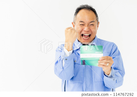 穿著工作服、銀行存摺、拳頭幫浦的男人 114767292