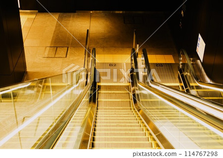 大樓內的電扶梯 114767298