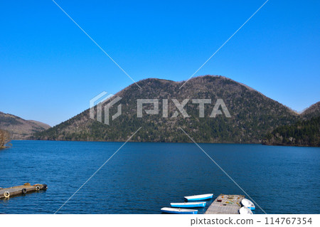 Lake Shikaribetsu and Mount Tenbo Lake Shikaribetsu and Mount Tenbo 114767354