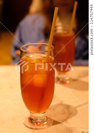 Iced tea in a coffee shop glass 114767444