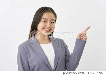 指向右邊的年輕女商人，白色背景 114767702