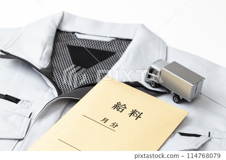 白色背景中的工作服、工資袋和卡車 114768079
