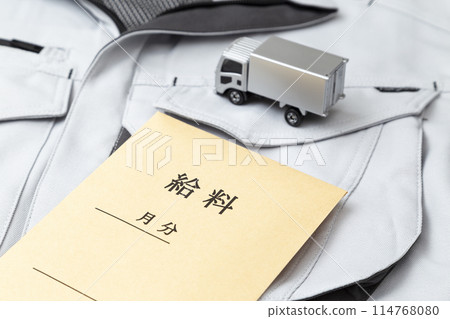 白色背景中的工作服、工資袋和卡車 114768080