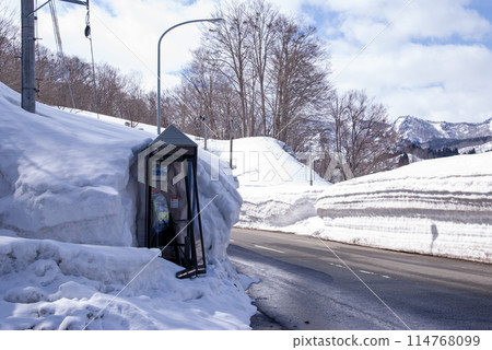 電話亭被雪損壞 114768099